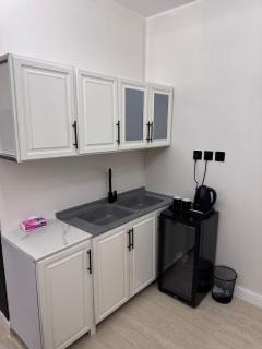 Modern room and lounge close to Al Hamra Mall and the metro - 9