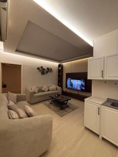 Modern room and lounge close to Al Hamra Mall and the metro - 4