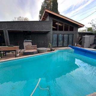 Stagg Street Reseda Pool Rooms - 6