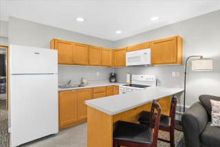 Family Suite - Sleeps Six - Ocean View & Beach Access - Pool & Hot Tub - 6