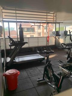 Comodo Apto 2Hab con Piscina, Gym y Balcón - 8