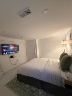 Modern Downtown Toronto Room with Private Ensuite - 5