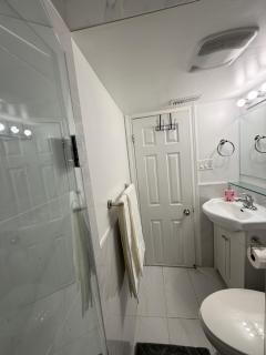 Modern Downtown Toronto Room with Private Ensuite - 3