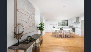 Cosy Modern 3 Bedroom 2 Bathroom Home Near The Canberra Hospital - 6