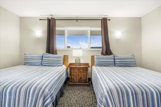 Oceanfront Family Suite - Full Kitchen - Beautiful Views and Pool & Hot Tub Access - 7