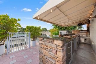 Luxe 4BR Waterfront w Htd Pool 5min to beach - 3