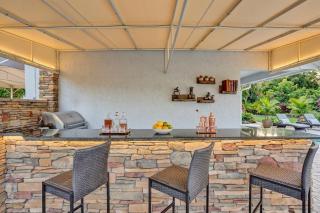 Luxe 4BR Waterfront w Htd Pool 5min to beach - 1