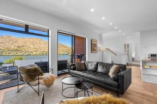 Modern Plush Living Luxury 3 Bedroom House - 8