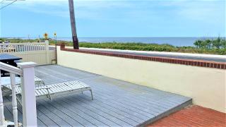 Nanas Beach House - 4