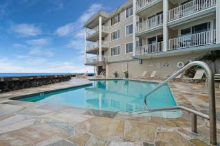 Oceanfront Condo Stunning Views and Pool - Hale Kona Kai 407 by Casago Kona - 3