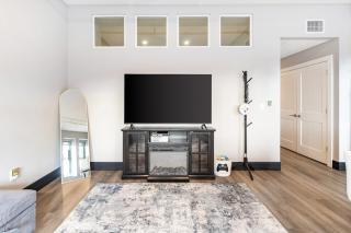 South Side Retreat - Elevator and WiFi - Sleeps 4 - 4