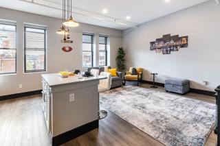South Side Retreat - Elevator and WiFi - Sleeps 4 - 8