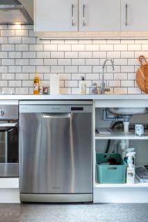 City Fringe Stay plus Garage and Sunny Balcony - 6