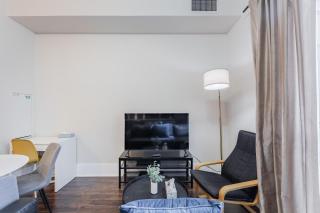 1BR for 4 with City Views near Eaton Centre - 2