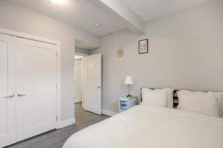 Cozy Family Friendly Suite Near Whyte, UofA, Kinsmen with Desks or Home-office and Full Kitchen - 2