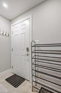 Cozy Family Friendly Suite Near Whyte, UofA, Kinsmen with Desks or Home-office and Full Kitchen - 4