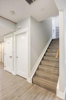 Cozy Family Friendly Suite Near Whyte, UofA, Kinsmen with Desks or Home-office and Full Kitchen - 8