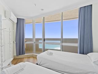 Timeless 3BR Oceanview stay in Surfers Free parking - 9