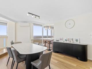 Timeless 3BR Oceanview stay in Surfers Free parking - 3