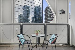 Bright 1-Bed Apartment in Docklands Precinct - 3