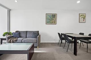 Bright 1-Bed Apartment in Docklands Precinct - 2
