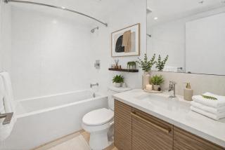 Large 2 Bedroom Suite Sleeps 6 Central Vancouver - 2