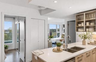 Large 2 Bedroom Suite Sleeps 6 Central Vancouver - 0