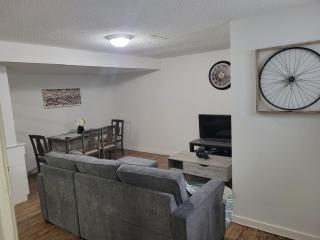 Executive Cozy 2bedroom Basement Suite - 1