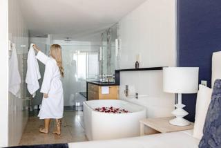 5-Star Beachfront Retreat with Theatre & Pool - 4