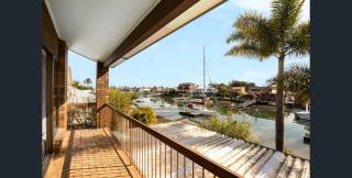 Waterfront Stay at Newport Commercial Kitchen - 9