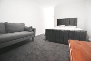 Studio flat next to train station - 4