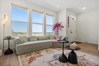 4 Bedroom Detached Home with Free Parking, Netflix, King Size Bed & Portable AC - 9