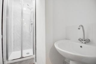 Studio flat next to train station - 3