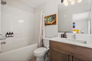 4 Bedroom Detached Home with Free Parking, Netflix, King Size Bed & Portable AC - 8