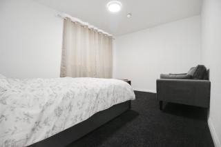 Studio flat next to train station - 2