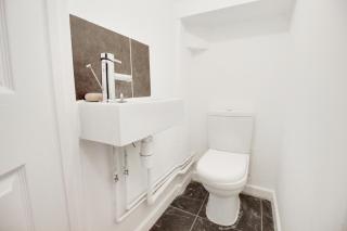 Studio flat next to train station - 1