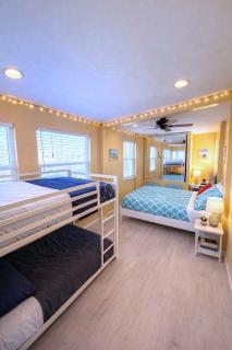 CasaViva Pacifica - 2BR Sleeps 10 with Firepit, BBQ & Shared Yard - Walk to Hillcrest Fun, Near Zoo, Balboa Park & Beaches - San Diego - 3