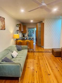 Quaint Beachside Bungalow 15 mins from the city - 2