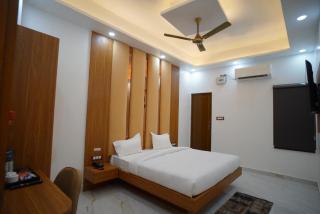 Hotel Shri Sai Palace Ayodhya - 1