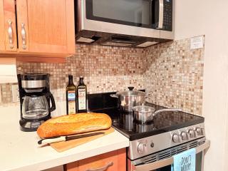Kihei Bay Surf #250 Renovated Studio, Wifi, close to Beach, Great Rates - 2