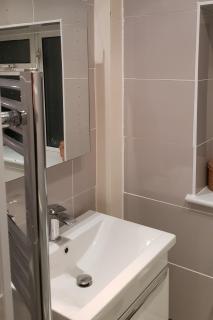 Beautiful Double Room with free Wi-Fi and Large Smart TV - 9