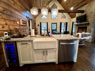 Charming Cabin Retreat with Modern Comforts near Broken Bow, Oklahoma - 6