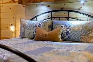 Serene Luxury Cabin Retreat with Private Hot Tub near Broken Bow Lake, Hochatown Oklahoma - 8