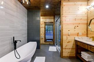 Serene Luxury Cabin Retreat with Private Hot Tub near Broken Bow Lake, Hochatown Oklahoma - 6