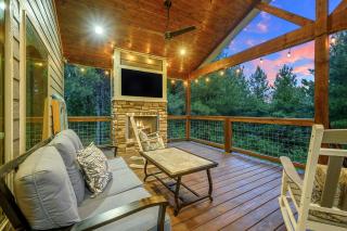 Serene Luxury Cabin Retreat with Private Hot Tub near Broken Bow Lake, Hochatown Oklahoma - 5