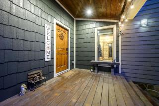 Serene Luxury Cabin Retreat with Private Hot Tub near Broken Bow Lake, Hochatown Oklahoma - 1
