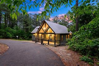 Cozy Pine Retreat Cabin with Luxury Comfort in Broken Bow, Oklahoma - 1