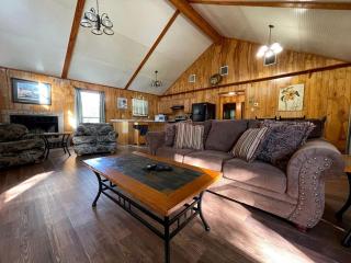 Spacious Waterfront Cabin Overlooking Private Pond near Zwolle, Louisiana - 6