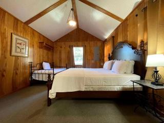 Spacious Waterfront Cabin Overlooking Private Pond near Zwolle, Louisiana - 4