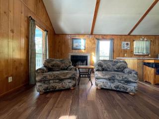 Spacious Waterfront Cabin Overlooking Private Pond near Zwolle, Louisiana - 3